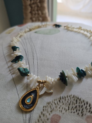 Necklace like new, white and multicolor