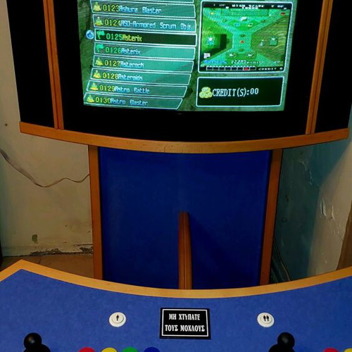 Arcade game like new with 2800 games and 85cm CRT screen