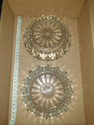 Vintage glass ashtrays set of 2, heavy embossed 14cm, like new