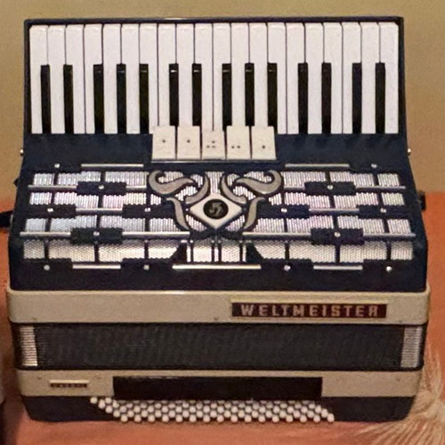 Weltmeister Cordal Accordion like new, 80 bass, 34 keys