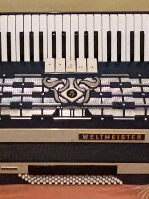 Weltmeister Cordal Accordion like new, 80 bass, 34 keys