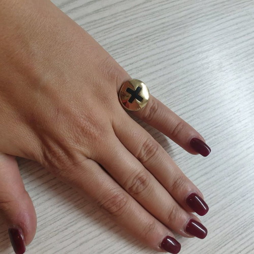 Cavalier ring with black cross in gold tone for pinky finger