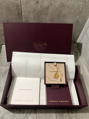 Χρυσό κολιέ Monika Vinader με ζώδιο Ζυγός και σετ καθαρισμού και συσκευασίας