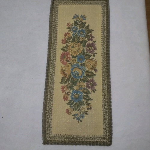 Table runner like new, dimensions 58x24cm