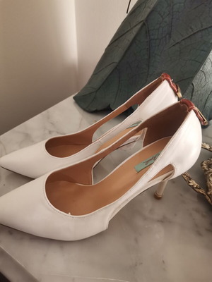 Axel white pumps size 39, new with side openings and brown leather detail