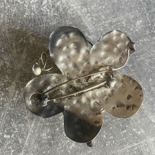 Metal flower pin used, silver color