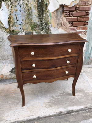 Marketeri Chest of Drawers like new with porcelain knobs
