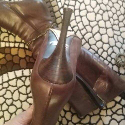 Dodici boots like new, brown with chain and leather interior