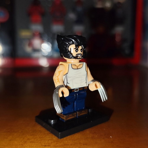 Cavillrine Wolverine minifigure like new with accessories