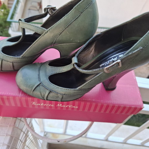 Tsakiris Mallas leather pumps with side buckle, like new, size 36, green