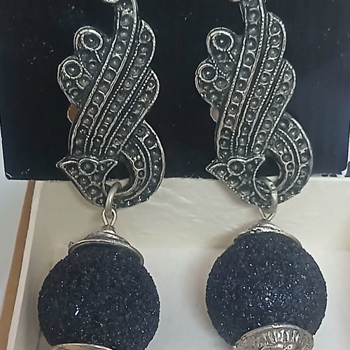 Dangling earrings with clips
