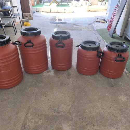 Plastic barrels set of 5, 2x60L and 3x40L, like new
