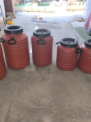 Plastic barrels set of 5, 2x60L and 3x40L, like new