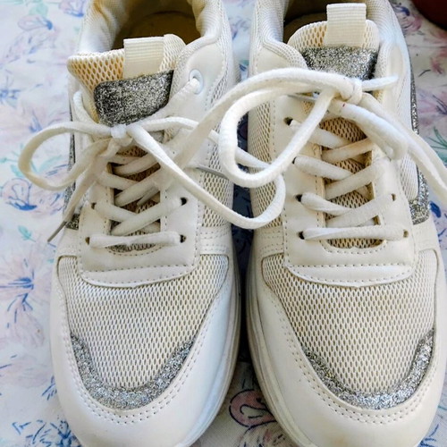 White athletic shoes like new, size 40 with silver details