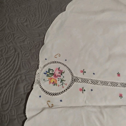 Tablecloth with Figuras like new