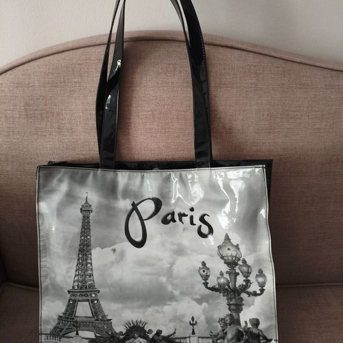 Paris Shoulder Bag like new, black and white, plastic lustrini