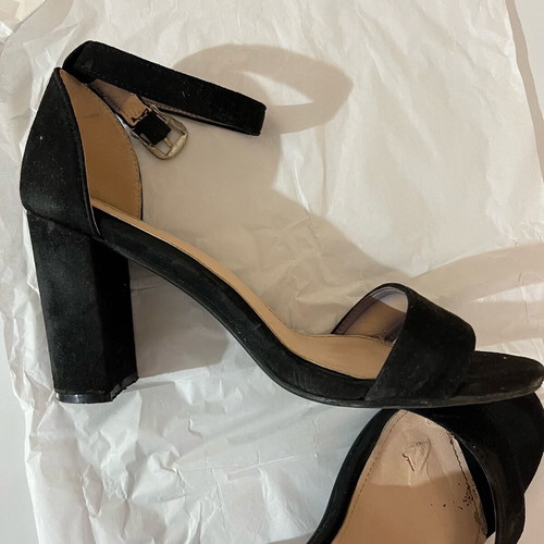 GoGo suede black sandal with thick heel like new