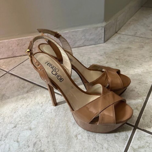Feng Shoe beige/brown patent leather heels size 36 like new