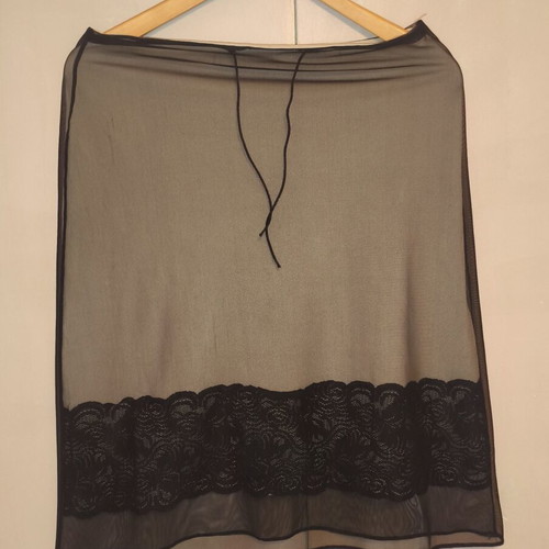 Skirt with black tulle and lace, size M, like new