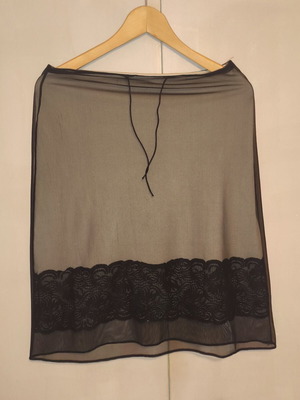 Skirt with black tulle and lace, size M, like new