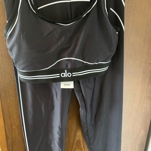 Alo Yoga Set new with scrunch bum leggings in black and white