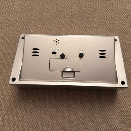 Table clock used with humidity and temperature sensor