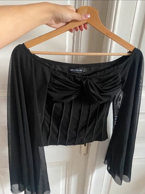 Pretty Little Thing black top with wide batwing sleeves like new