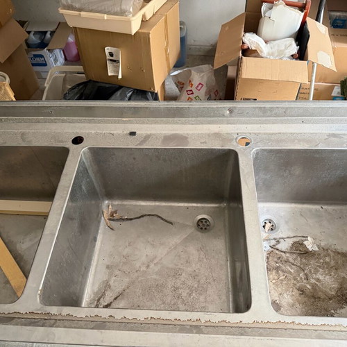 Stainless steel sinks, lantsa, table and baking tray racks used