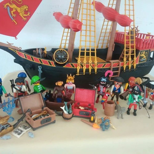 Playmobil Pirate Ship set 4424 with 13 figures and Kraken