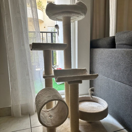 Cat tree with scratching posts