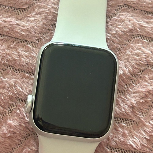 Apple Watch SE 40mm used starlight 2023 with charger