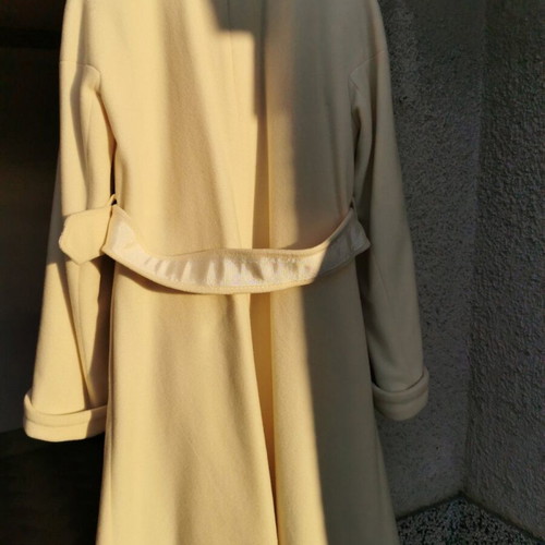 Twist elegant coat with high collar, pleats and textile belt