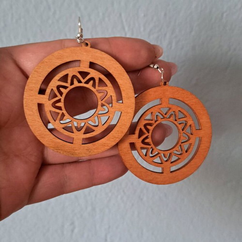 Wooden dangling earrings new, brown