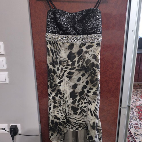 Dress with symmetrical design and elegant details