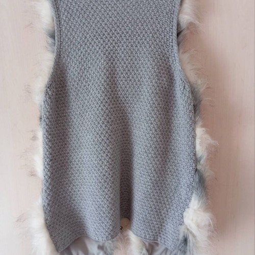 Sleeveless jacket like new with gray knitted back and fur