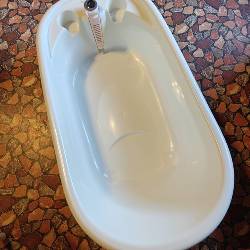 Quattro Baby infant bathtub like new with seat, thermometer, drain tube