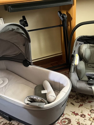 Inglesina Electa Baby Carrycot and Darwin Egg Car Seat like new