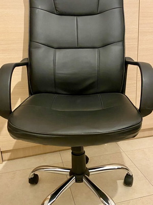 Office chair like new, ergonomic leather executive with adjustable height