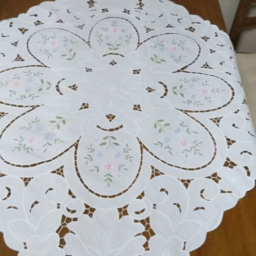 Tablecloth with 3 squares like new, white with embroidery and cutwork