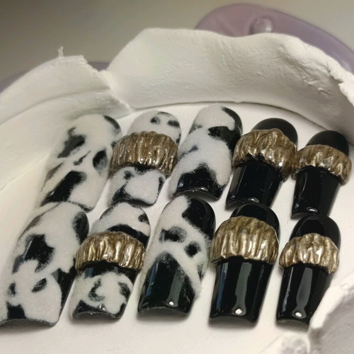 Press On Nails medium με χνουδωτή υφή και χρυσές λεπτομέρειες καινούργιο