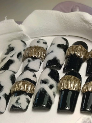 Press On Nails medium με χνουδωτή υφή και χρυσές λεπτομέρειες καινούργιο