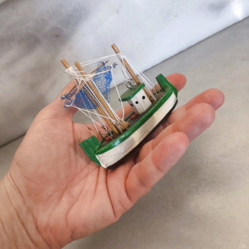 Handmade boat used, dimensions 9x3 cm, height 7 cm