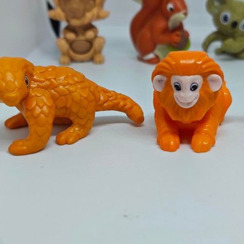 Kinder Natoons collectible set of 8 animal figures like new