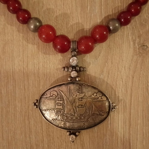 Handmade necklace with agate stones and silver 925 centerpiece Laliótis
