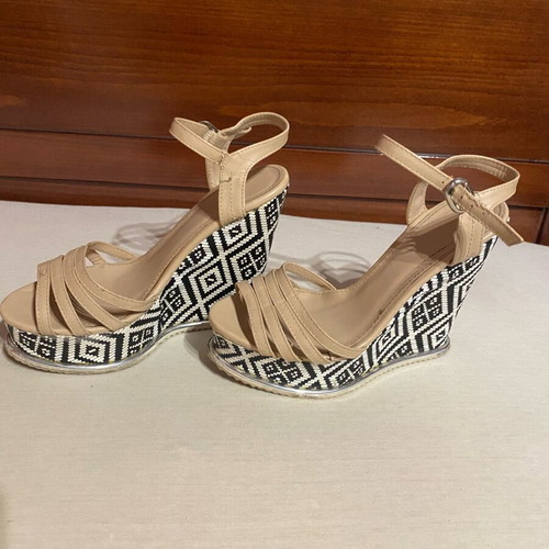 Platform sandals used, beige with black and white pattern, size 37