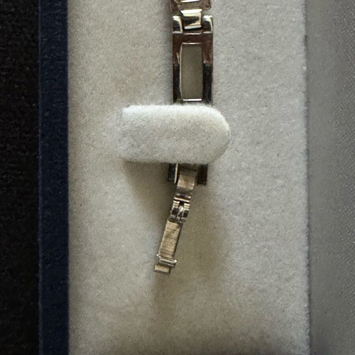 Gucci women's watch like new with silver metal bracelet