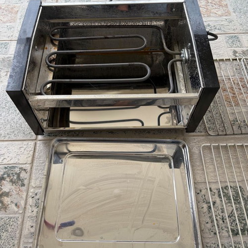 Small electric grill like new for indoor and outdoor use