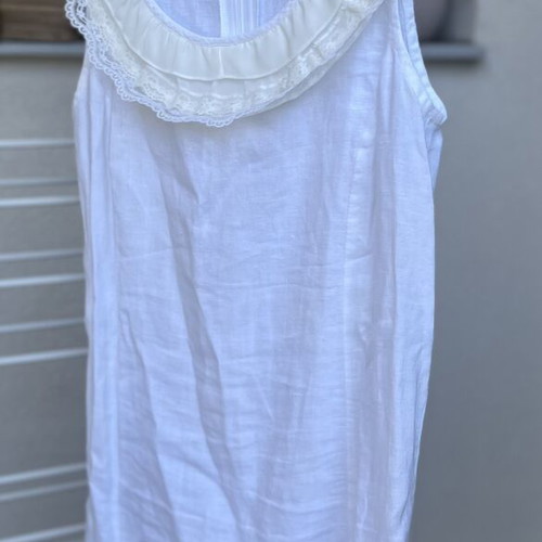 Linen knee-length dress with ecru and white lace collar