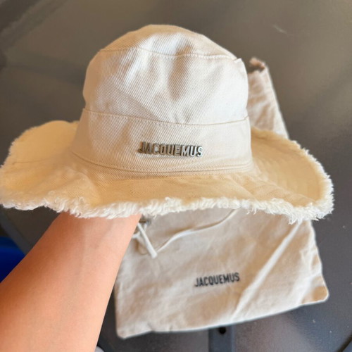 Jacquemus hat size 56 beige like new