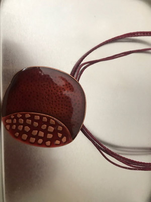Necklace used, burgundy color